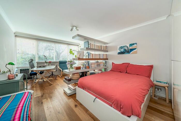 Studio To Rent In Kensington Park Road, London, W11