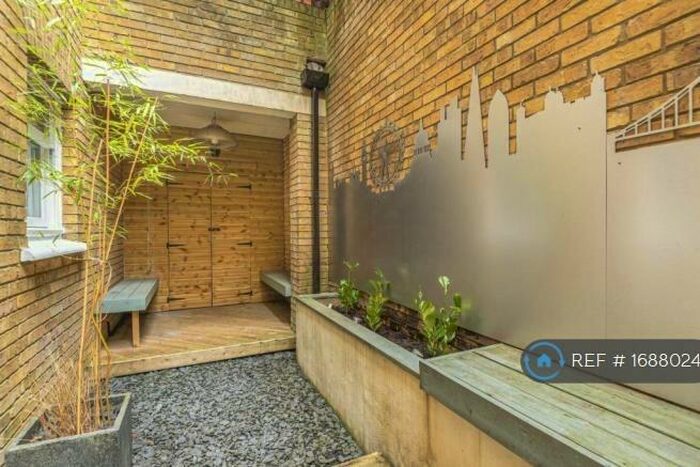 2 Bedroom Flat To Rent In Rotherhithe Street, London, SE16