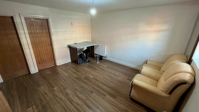 1 Bedroom Flat To Rent In West Way, Hounslow, TW5