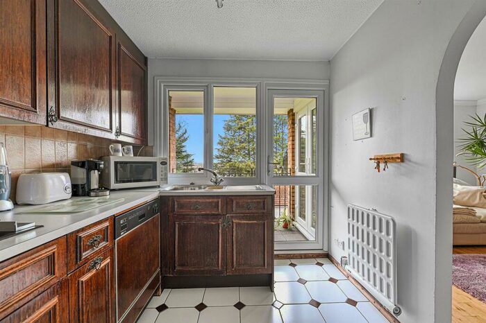 1 Bedroom Flat For Sale In Goldings Road, Loughton, IG10