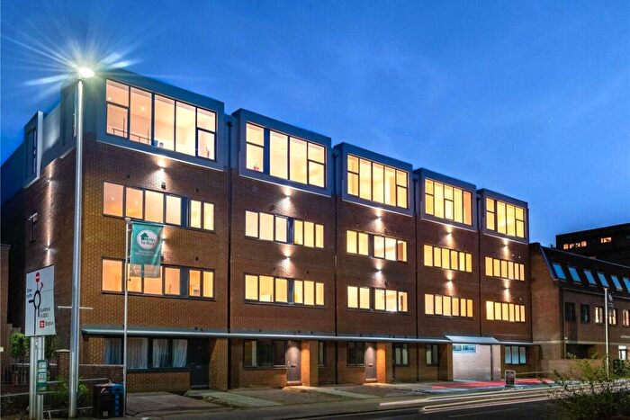 1 Bedroom Flat For Sale In Chertsey Road, Woking, Surrey, GU21