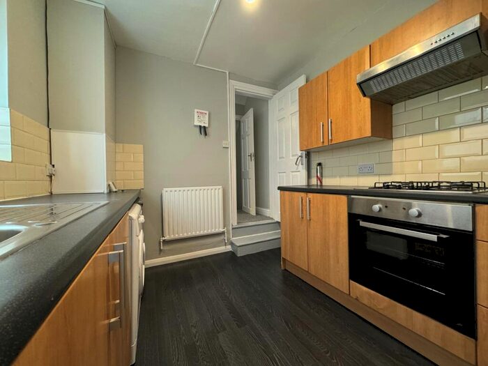 2 Bedroom Flat To Rent In Richmond Road, Gillingham, ME7