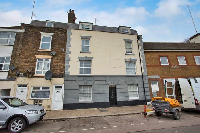 1 Bedroom Flat To Rent In - Snargate Street, Dover, CT17