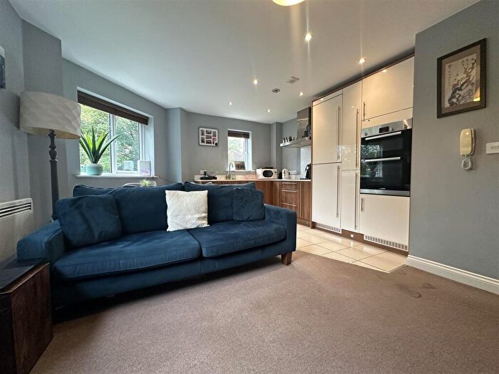 2 Bedroom Apartment To Rent In Potternewton Mount, Meanwood, LS7