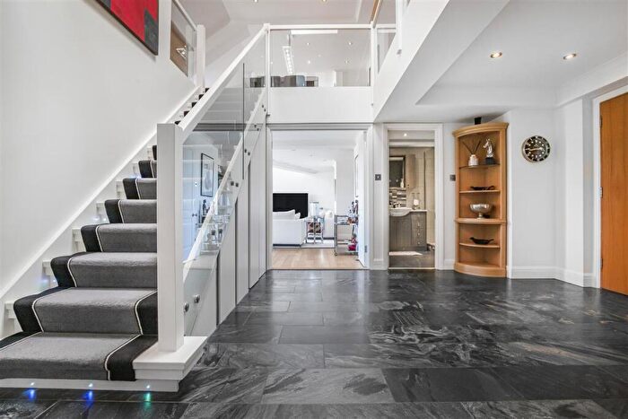 5 Bedroom Flat For Sale In Parkgate Road, SW11