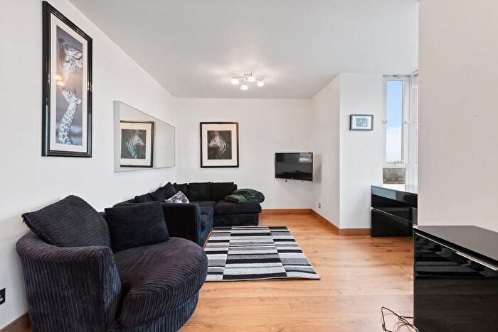 2 Bedroom Flat To Rent In Osprey Heights, Bramlands Close, SW11