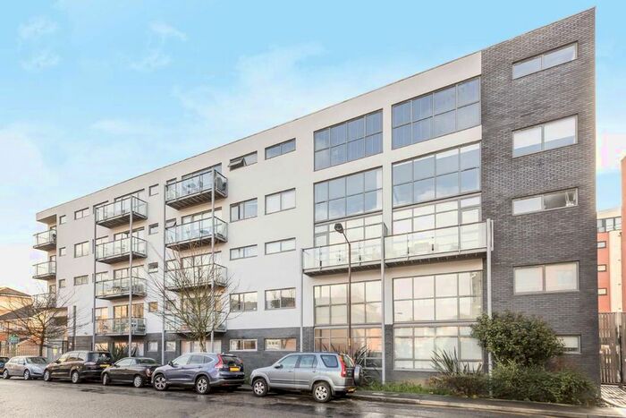 2 Bedroom Flat To Rent In Varcoe Road, London, SE16