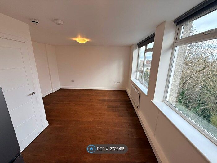 Studio To Rent In Ballards Lane, London, N3