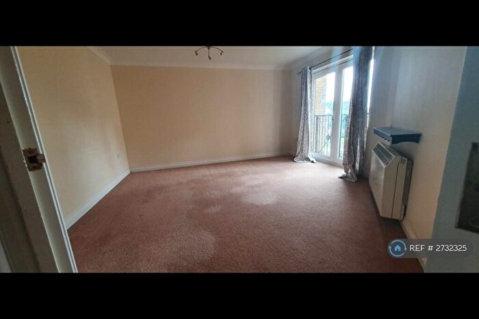 2 Bedroom Flat To Rent In Clarendon Way, Colchester, CO1