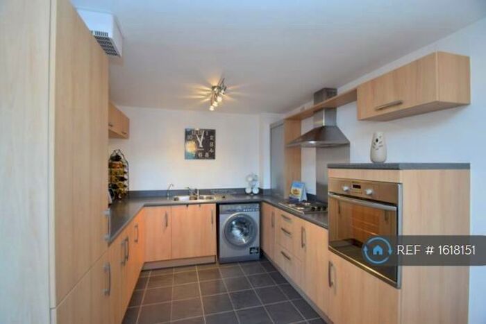 2 Bedroom Flat To Rent In Broadlands Gardens, Pudsey, LS28