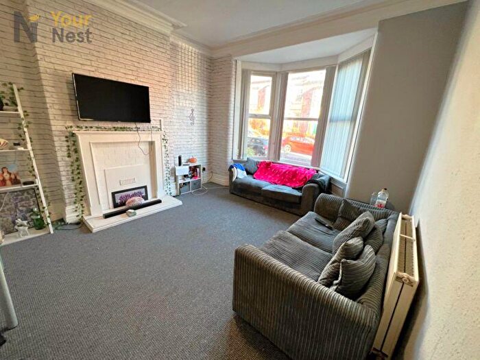 4 Bedroom Flat To Rent In Headingley Avenue, Headingley, Leeds, LS6