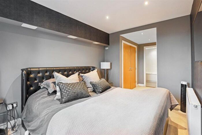 2 Bedroom Flat For Sale In /, Haggs Gate, Pollokshields, G41