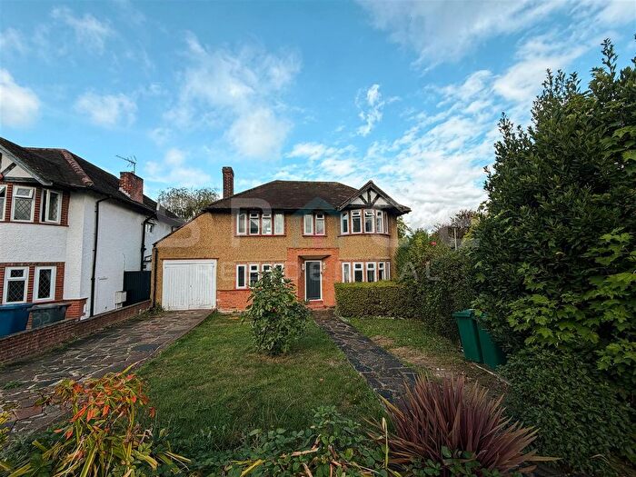 3 Bedroom Detached House For Sale In Elmgate Gardens, Edgware, HA8