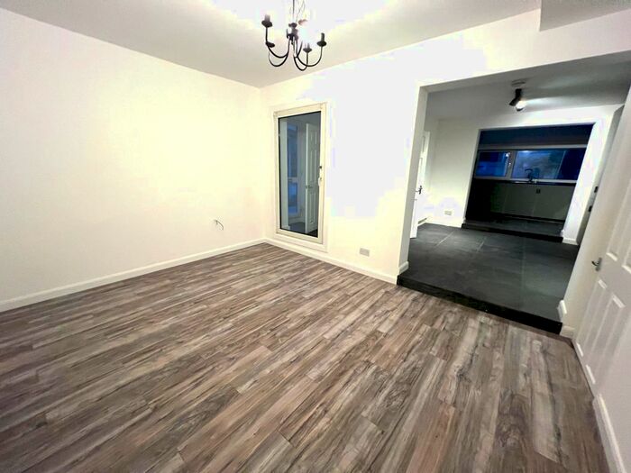 5 Bedroom Semi-Detached House To Rent In Chigwell Road, Woodford Green, IG8