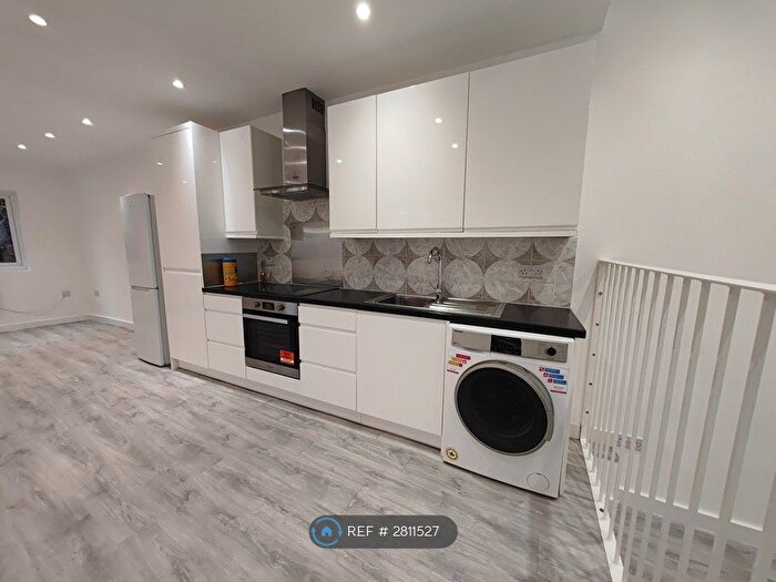 Studio To Rent In Central Road, Worcester Park, KT4