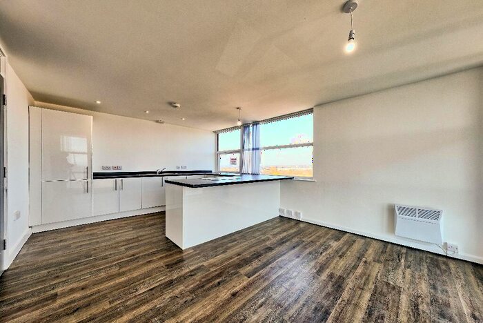 3 Bedroom Flat To Rent In Oldham Road, Manchester, Greater Manchester, M40