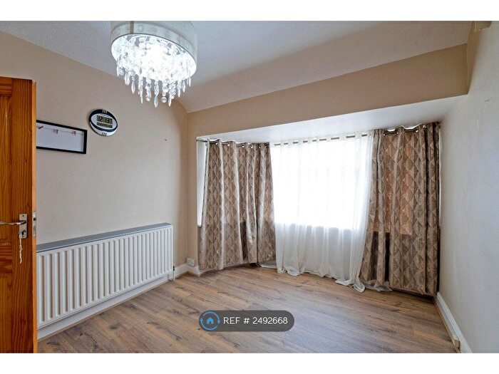 2 Bedroom Flat To Rent In London, London, EN1