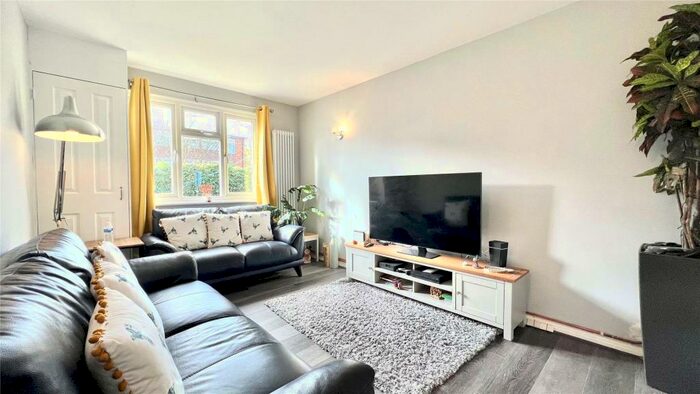 2 Bedroom Maisonette To Rent In Florida Court, Bath Road, Reading, Berkshire, RG1