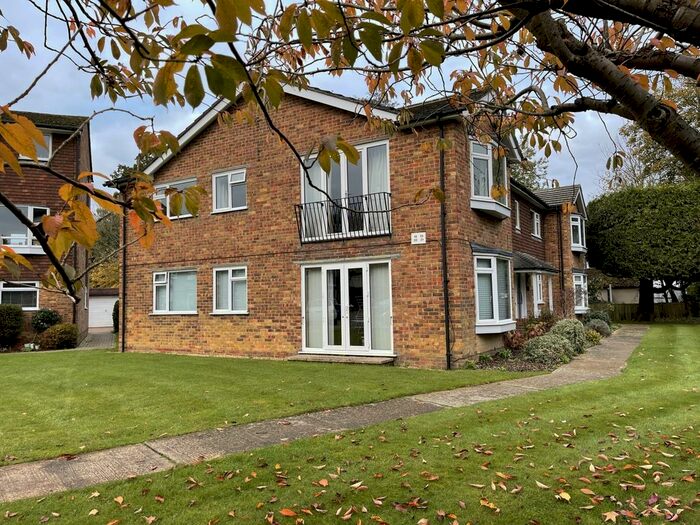 2 Bedroom Flat To Rent In Queens Court Haywards Heath, West Sussex RH16