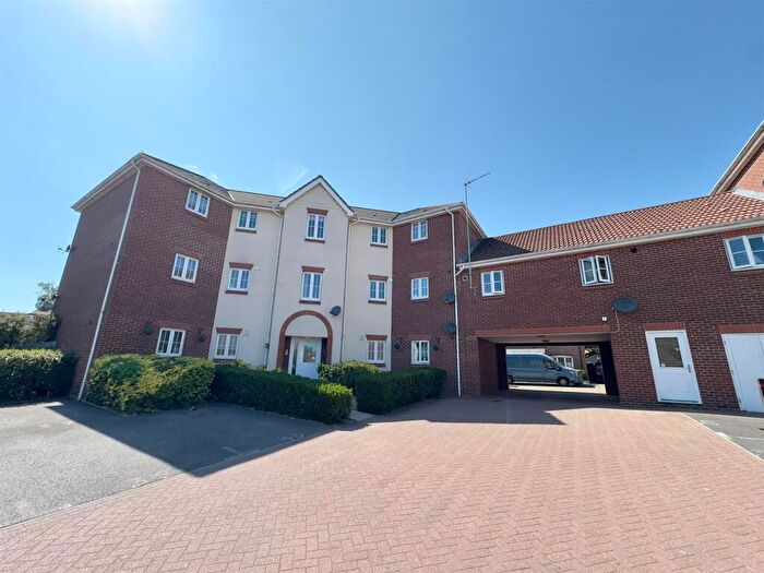 2 Bedroom Apartment For Sale In Woodland Walk, Aldershot, GU12