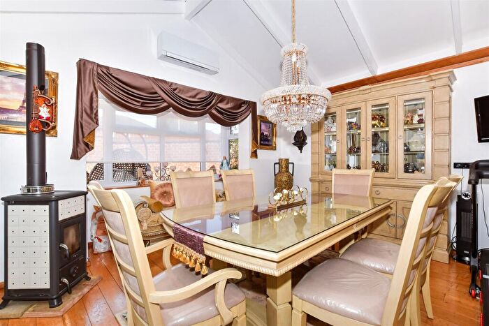 4 Bedroom Detached House For Sale In Halfpenny Close, Maidstone, Kent, ME16