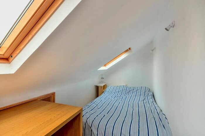 1 Bedroom Flat To Rent In Rostella Road, Tooting, London, SW17