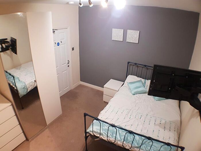 5 Bedroom Semi-Detached House To Rent In Manor Road, London, SE25