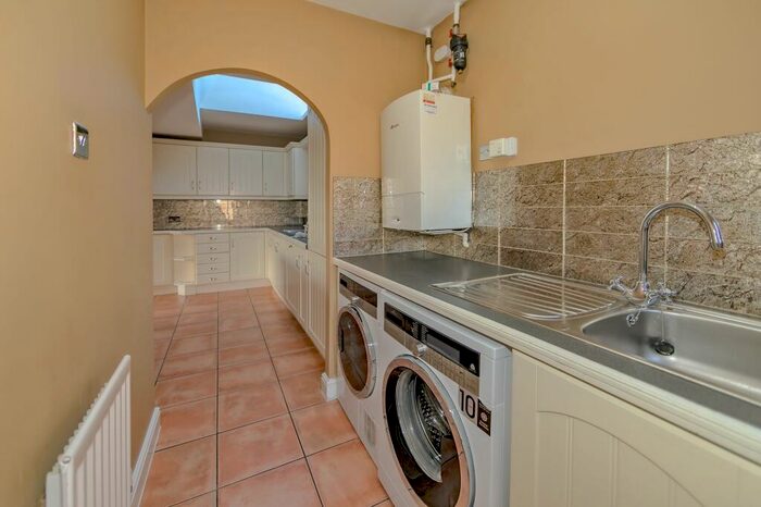 3 Bedroom Property To Rent In Redland Drive, Loughton, MK5