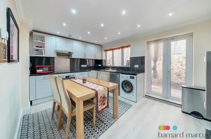3 Bedroom Flat To Rent In Webb's Road, London, SW11