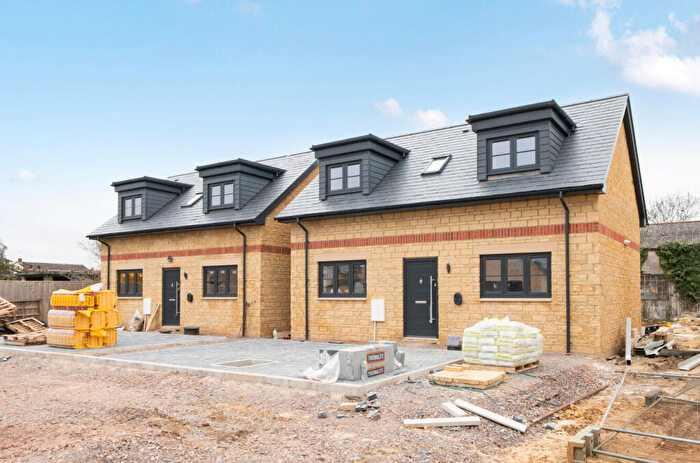 3 Bedroom Detached House For Sale In Milestone Road, Carterton, Oxfordshire, OX18