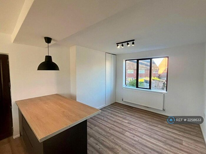 3 Bedroom Semi-Detached House To Rent In Broomroyd, Barnsley, S70