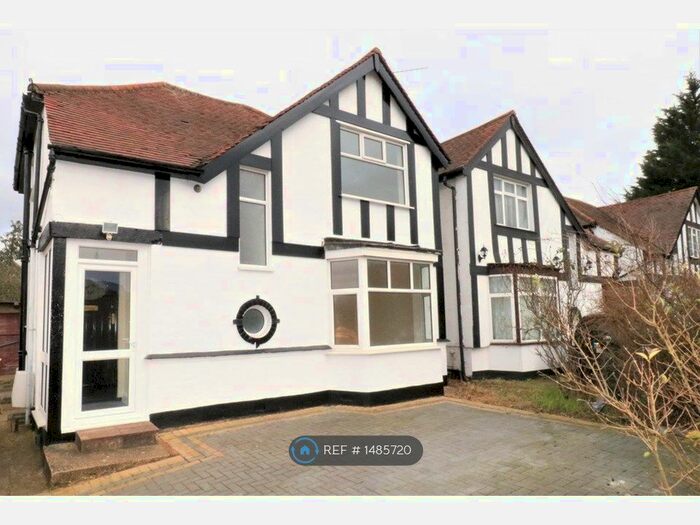 3 Bedroom Detached House To Rent In Edgware Way, Middx, HA8