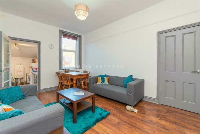 3 Bedroom Flat To Rent In Helmsley Road, Sandyford, Newcastle Upon Tyne, NE2