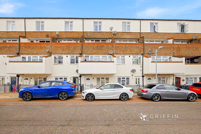 3 Bedroom Maisonette For Sale In Centurion Way, Purfleet-On-Thames, RM19