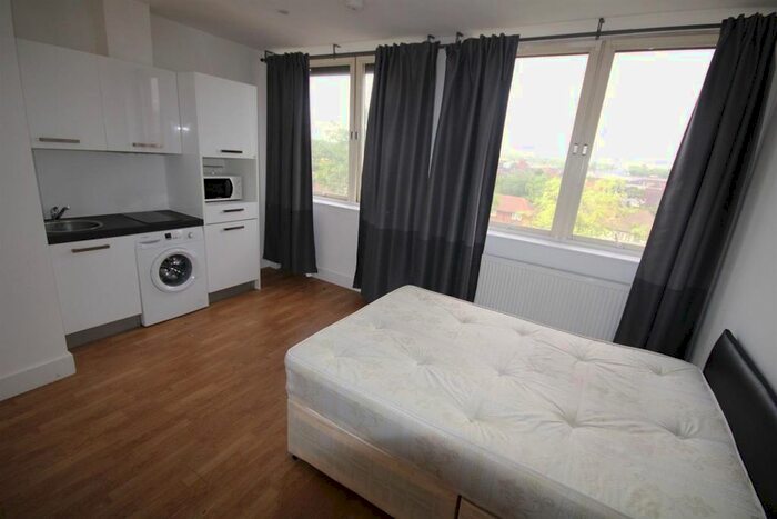 Studio To Rent In Natwest House, Shenley Road, Borehamwood, WD6