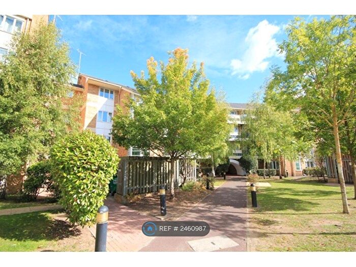 2 Bedroom Flat To Rent In Branagh Court, Reading, RG30