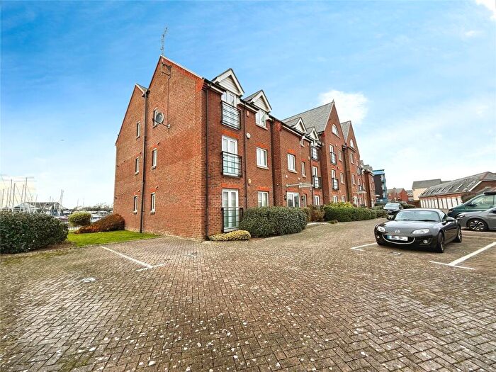 2 Bedroom Apartment For Sale In Pier Road, Littlehampton, BN17
