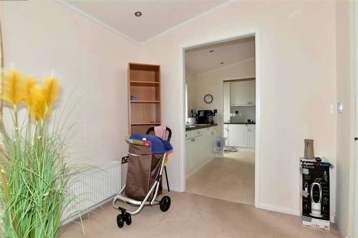 2 Bedroom Mobile/park Home For Sale In Woodlands Park, Biddenden, Ashford, Kent, TN27
