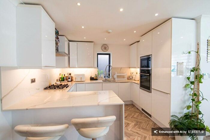 2 Bedroom Flat For Sale In Plantagenet Road, Barnet, EN5