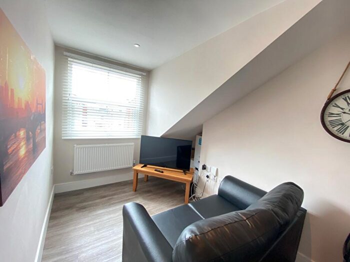 2 Bedroom Apartment To Rent In Advert Flat, Derby Road, Nottingham, NG1