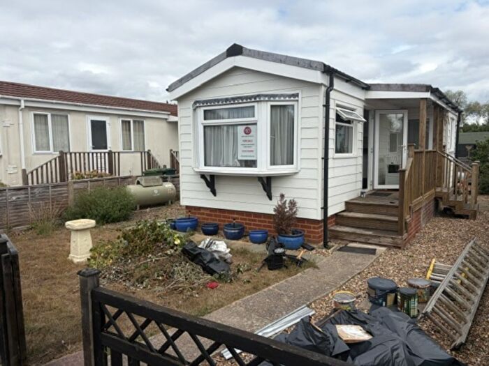 1 Bedroom Park Home For Sale In Coxes Avenue, Upper Halliford Road, Shepperton, TW17