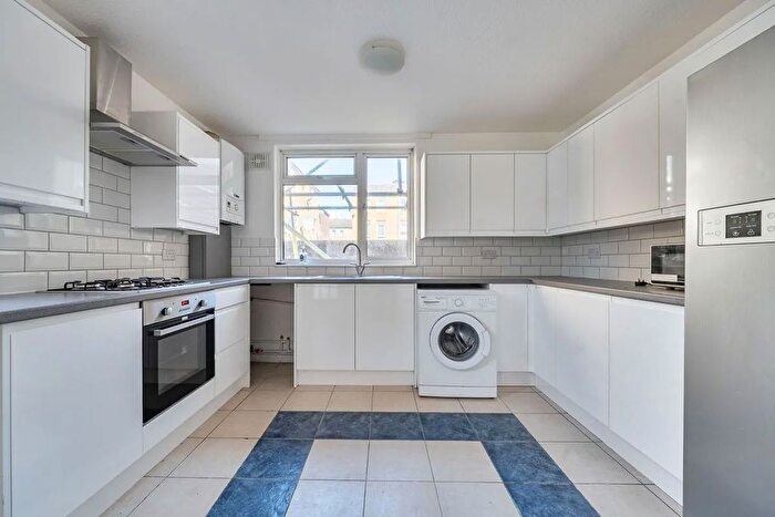 2 Bedroom Flat For Sale In Camerton Close, London, E8