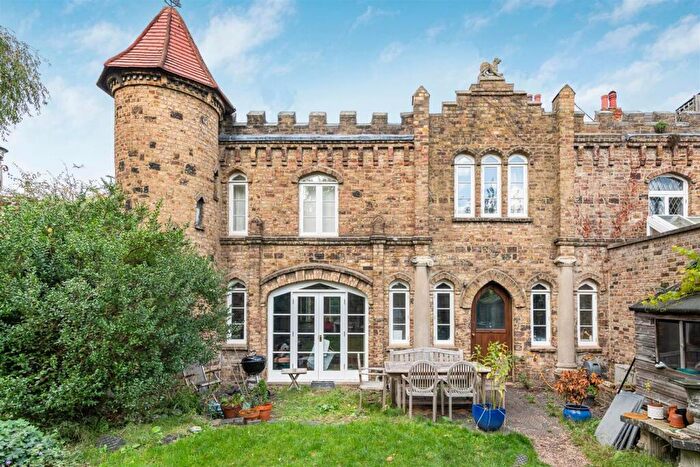 2 Bedroom Flat To Rent In Upper Richmond Road West, East Sheen, SW14