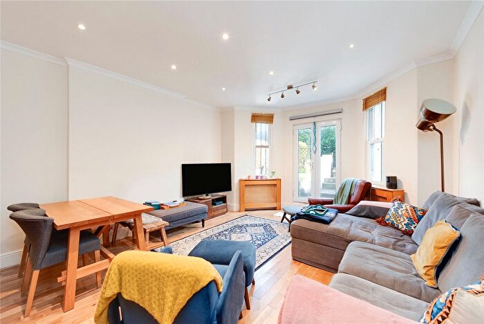 2 Bedroom Flat To Rent In Russell Road, Kensington, London, W14