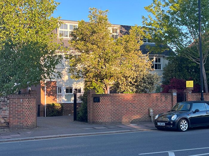 1 Bedroom Flat For Sale In Windsor Street, Chertsey, KT16