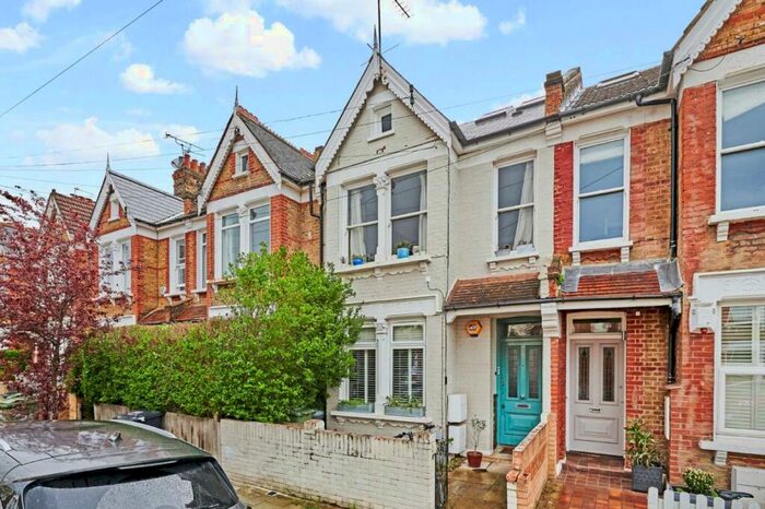 3 Bedroom Flat To Rent In Honeybrook Road, Balham, SW12