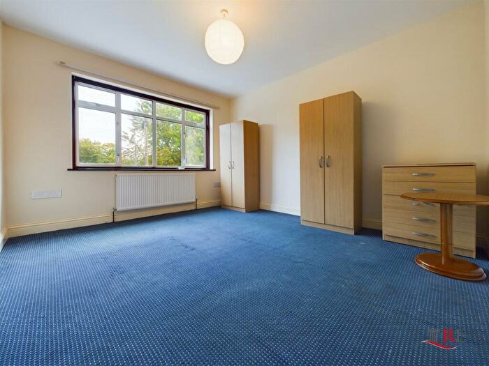 3 Bedroom Flat To Rent In Vicarage Way, Neasden, London, NW10