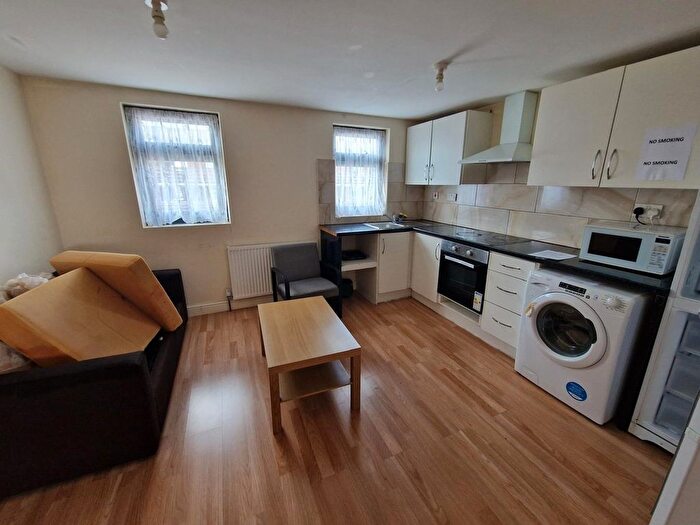 2 Bedroom Maisonette To Rent In Blackberry Farm Close, Hounslow, TW5