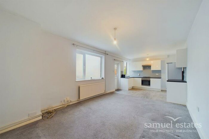2 Bedroom Flat To Rent In Whitworth Road, London, SE25