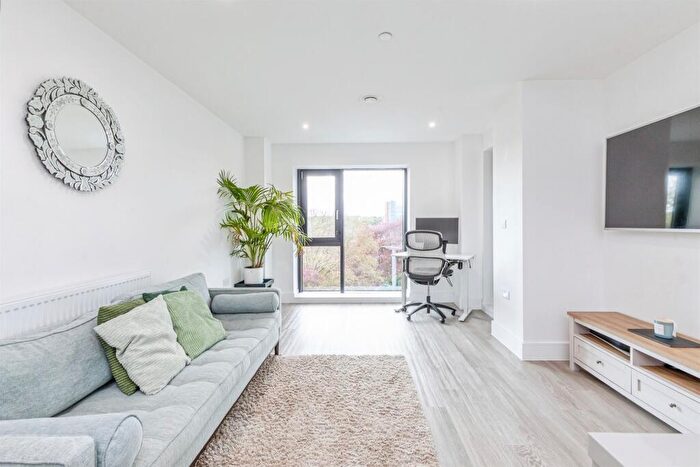 1 Bedroom Flat For Sale In Whiffens Avenue, Chatham, ME4